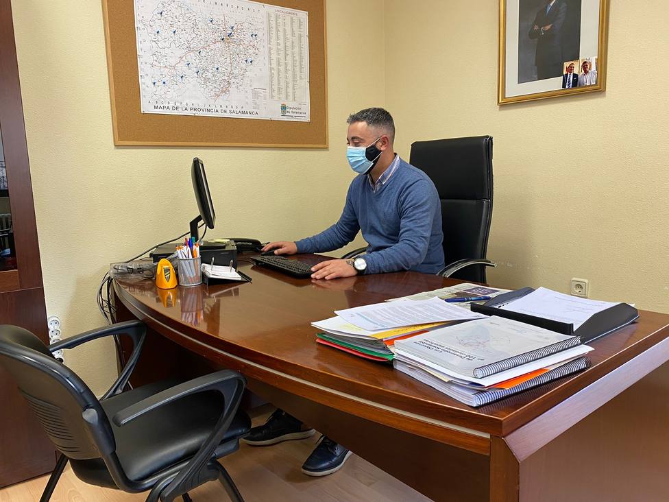 El concejal de Ciudadanos Luis Óscar Bueno en su despacho del ayuntamiento de Cabrerizos
