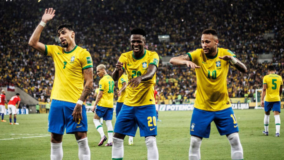 Neymar y Vinicius celebran un gol con la selección brasileña