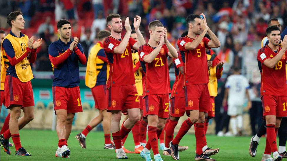 La Selección española aplaude a la conclusión de la victoria por 7-0 ante Costa Rica. CORDONPRESS