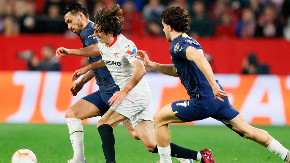 Bryan Gil trata de irse ante dos rivales durante el Sevilla - Fenerbahçe. EFE