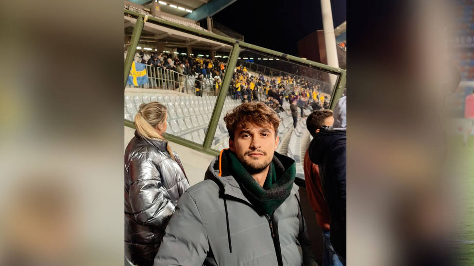 Filipo, espectador griego que atendió a El Partidazo de COPE desde el estadio Rey Balduino