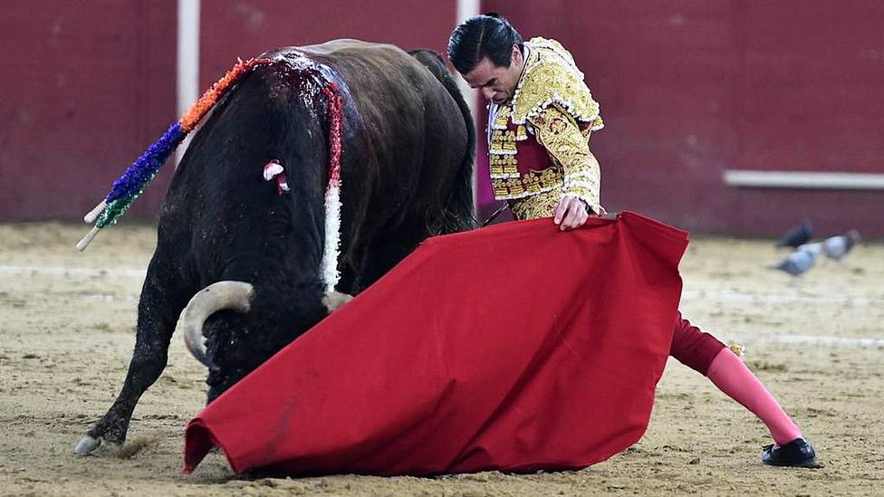 Juan Ortega durante su faena de muleta al quinto toro de Cuvillo en Valdemorillo