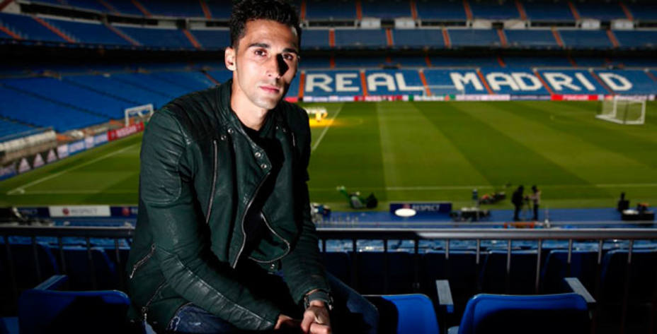 Álvaro Arbeloa, con el estadio Santiago Bernabéu de fondo (FOTO - @aarbeloa)
