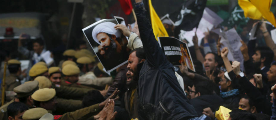 Partidarios del clérigo Nimr al-Nimr protestan ante la embajada Saudí en India. REUTERS