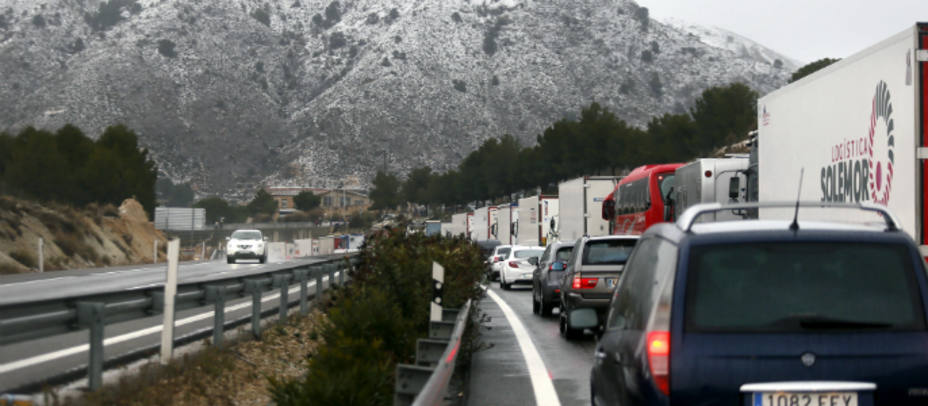 La nieve deja atrapados a cientos de vehículos en carreteras de Castilla-La Mancha y Valencia. EFE
