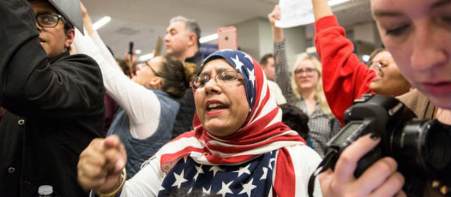 Donald Trump firma el decreto que cierra las fronteras a los inmigrantes de origen musulman en el Pentágono. Reuters