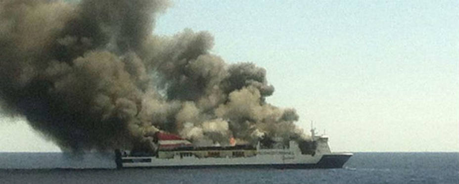 El ferry incendiado en alta mar. EFE