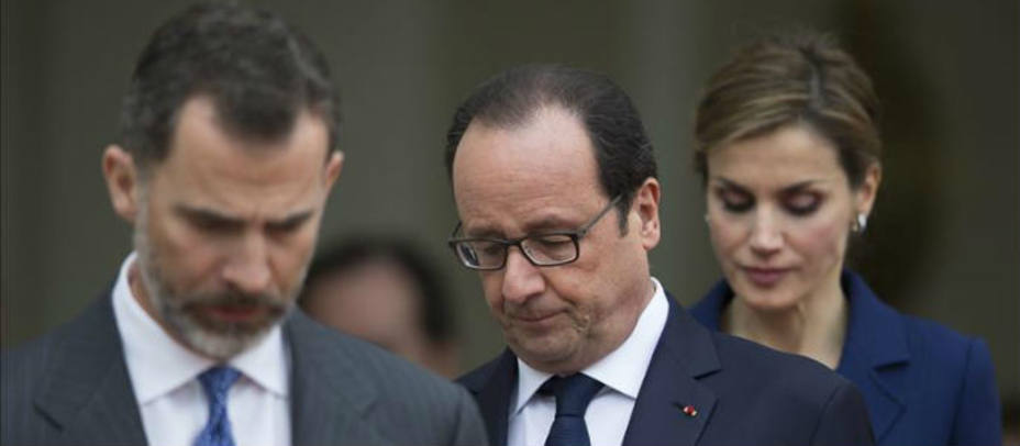 Los Reyes junto a Hollande en su viaje París. EFE