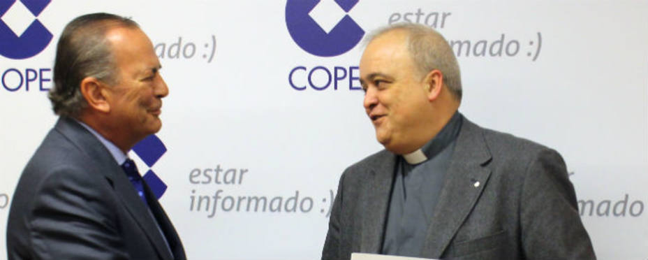 El consejero delegado del Grupo COPE, Rafael Pérez del Puerto, y el vicario general de la Orden del Carmelo Descalzo, Emilio José Martínez González