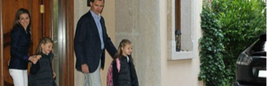 Los Príncipes junto a sus hijas hoy a la salida del Palacio de la Zarzuela