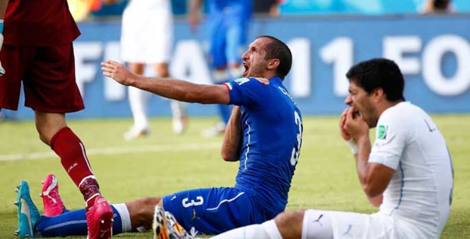 Luis Suárez se expone a una dura sanción por parte de la FIFA. Reuters.