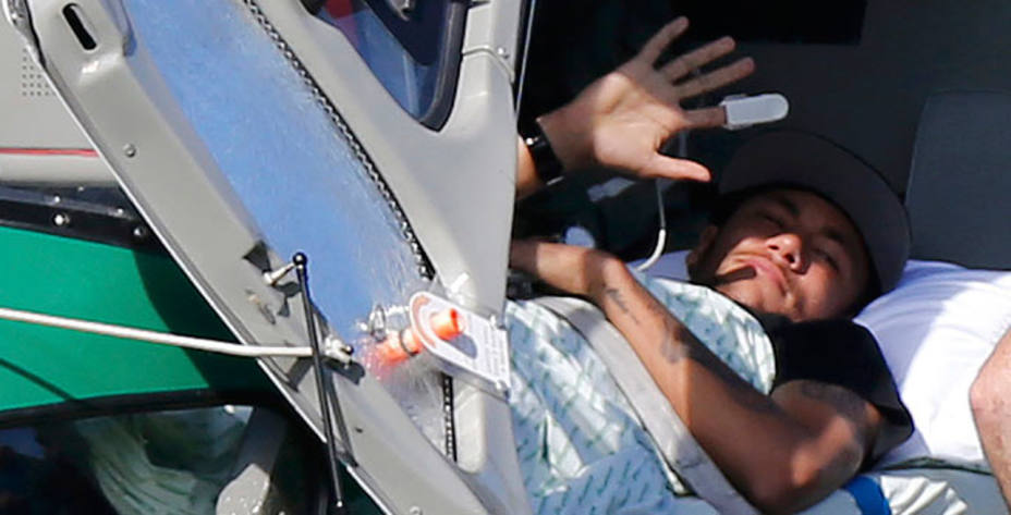 Neymar, trasladado en helicóptero desde la concentración brasileña (Reuters)