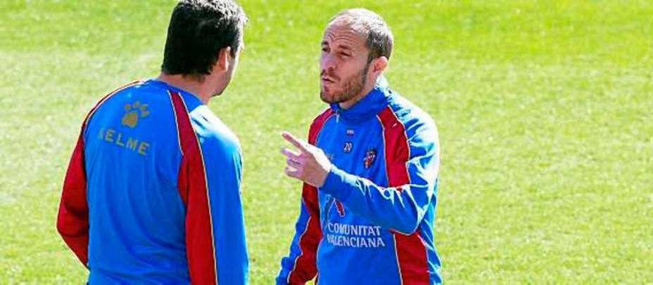 Juanlu dialoga con Ballestero durante el entrenamiento del Levante