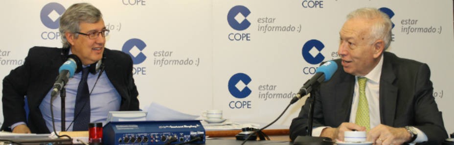 Ernesto Sáenz de Buruaga y José Manuel García-Margallo en los estudios centrales de COPE