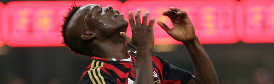 Balotelli se lamenta durante el partido frente al Nápoles. REUTERS