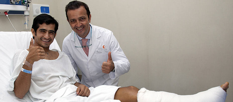 Joselito Adame junto al doctor Villamor tras la operación. CLÍNICA QUIRÓN