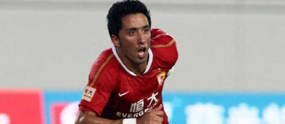 Lucas Barrios celebra un gol con el Guangzhou Evergrande chino (lucasbarrios.com)
