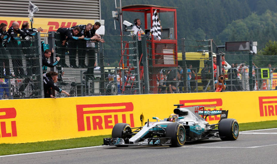 Lewis Hamilton celebra el triunfo al pasar la meta