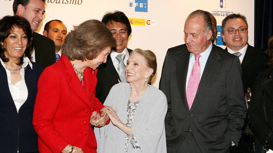 María Dolores Pradera junto a los reyes Juan Carlos I y Sofía
