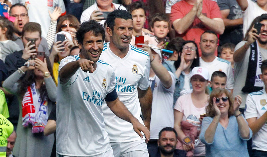 Raúl celebra junto a Figo el gol marcado al Arsenal en el partido de Leyendas del Corazón Classic Match. EFE