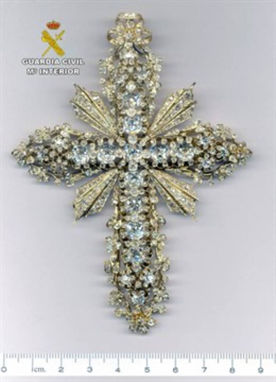 La Guardia Civil recupera un pectoral de oro y diamantes de la Virgen de la Fuensanta robado en 1977