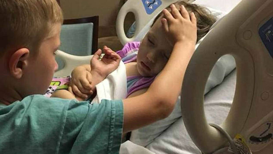 Un niño de 6 años consuela a su hermana antes de morir por un tumor cerebral