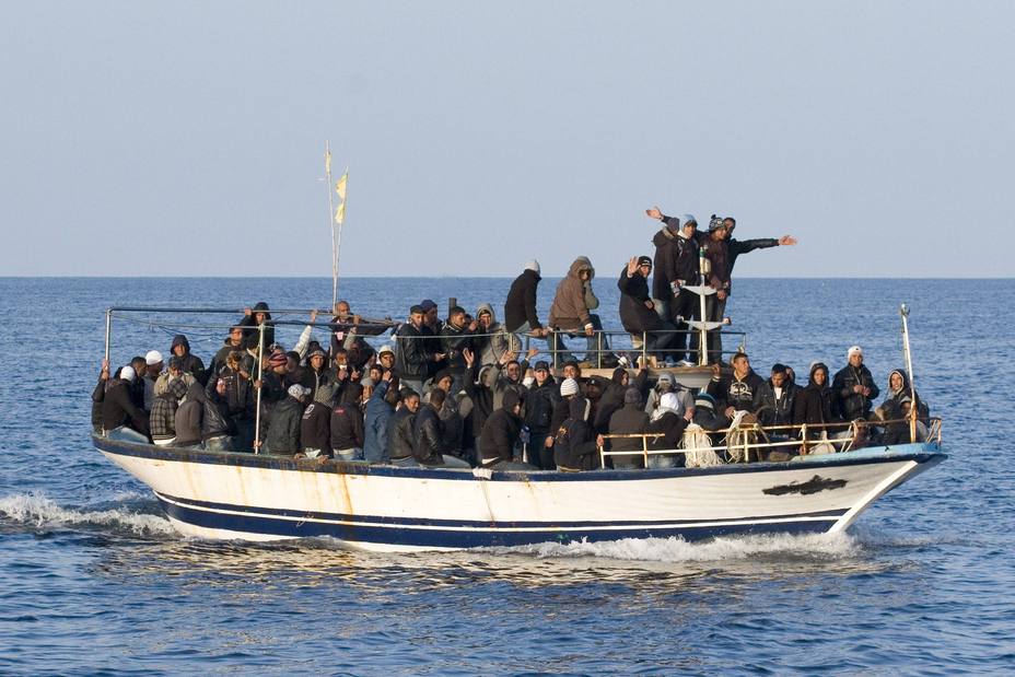 Inmigrantes en una barcaza localizados en el Mediterráneo cerca de Italia