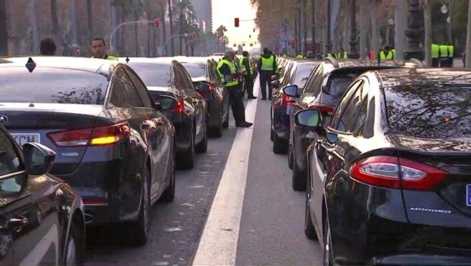 Los conductores de VTC retiran sus vehículos de la Diagonal de Barcelona