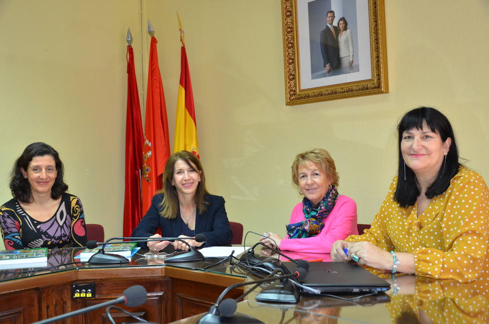 Carmen María Pérez del Molino y Rosa Salazar (en el centro) renuevan el convenio