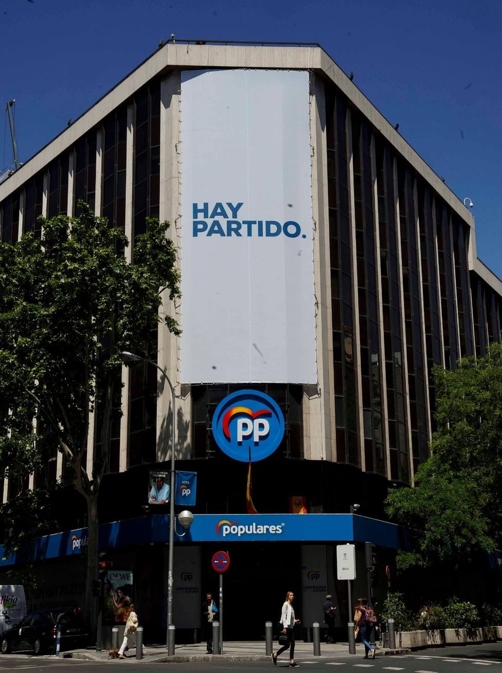 El PP cuelga en su sede el cartel Hay partido para apelar a la remontada en los comicios de mayo