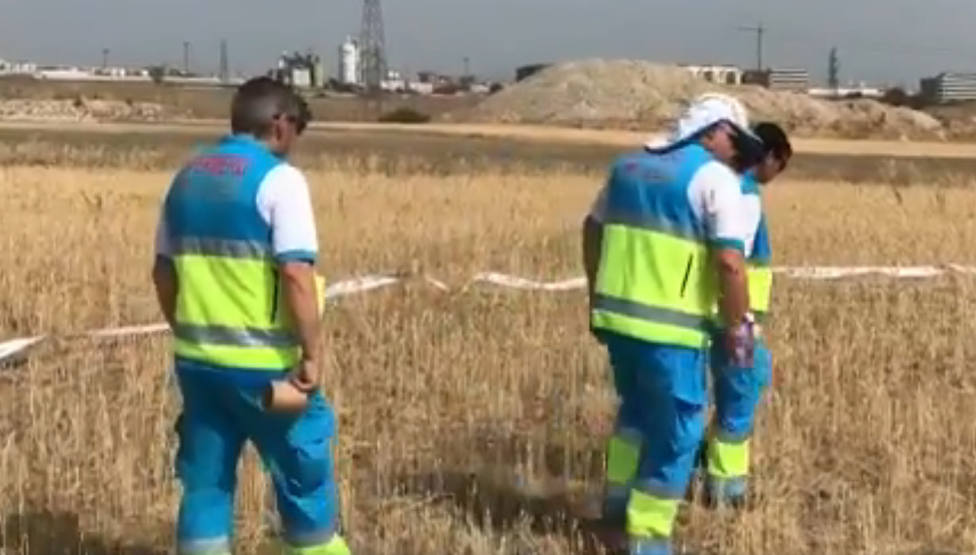 Efectivos del SUMMA 112 en el campo de Getafe donde ha sido encontrado el cadáver de una mujer