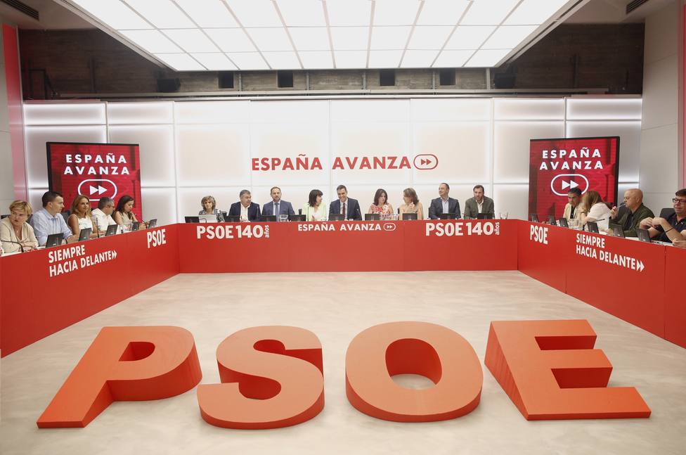 El PSOE aplaza a mañana su Ejecutiva a la espera del acuerdo con Podemos