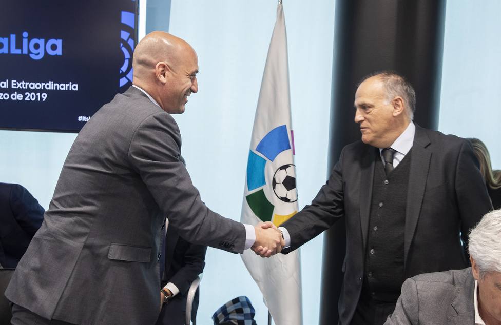 Luis Rubiales, presidente de la Real FederaciÃ³n EspaÃ±ola de FÃºtbol (RFEF), con el presidente de LaLiga, Javier Tebas