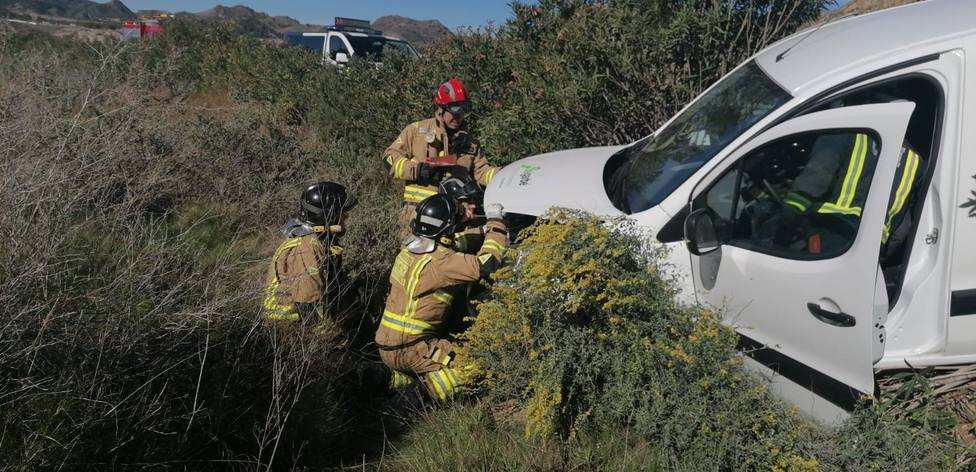 Resscatan y trasladan al hospital al conductor de un vehículo accidentado en Lorca