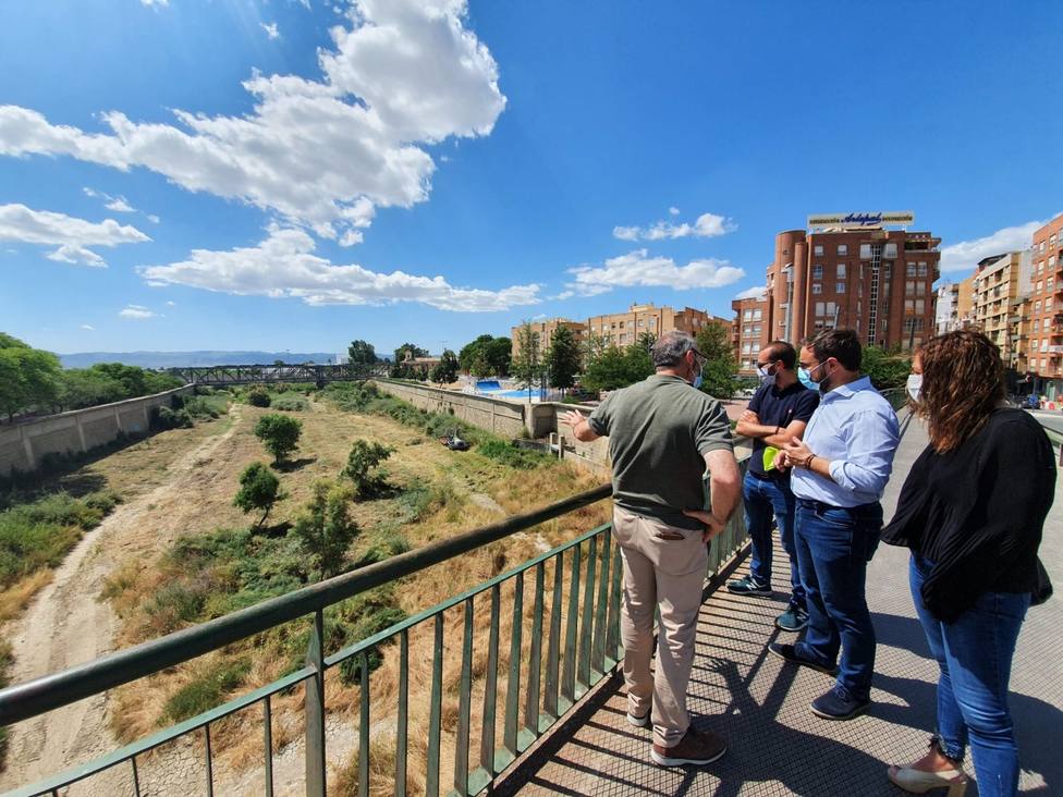 El Ayuntamiento de Lorca procede al desbroce del tramo urbano del río Guadalentín