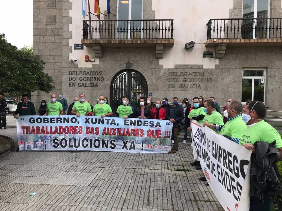Empleados de auxiliares de Endesa en As Pontes se movilizan ante la Delegación del Gobierno - FOTO: CIG