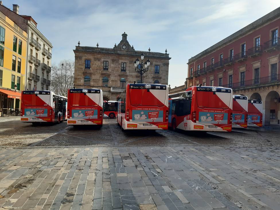 Foto autobuses híbridos EMTUSA en la Plaza Mayor (COPE GIjón)
