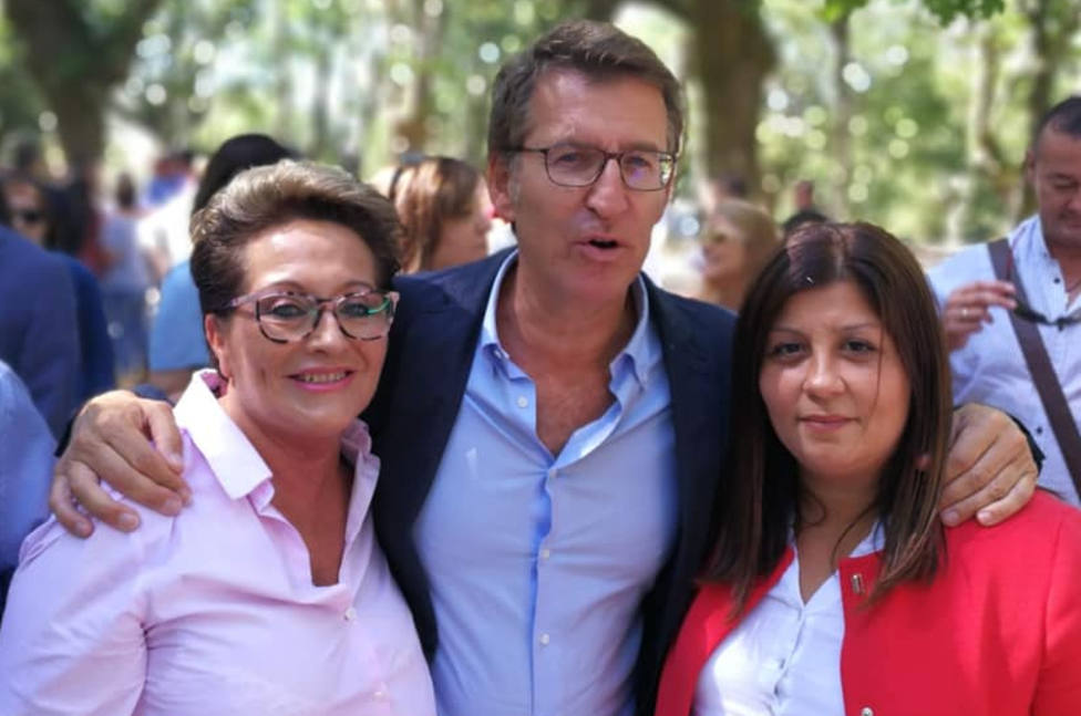 Vanessa Bouzamayor, a la derecha, con Feijóo y otra concejala de Narón, Estrella Castrillón - FOTO: Cedida