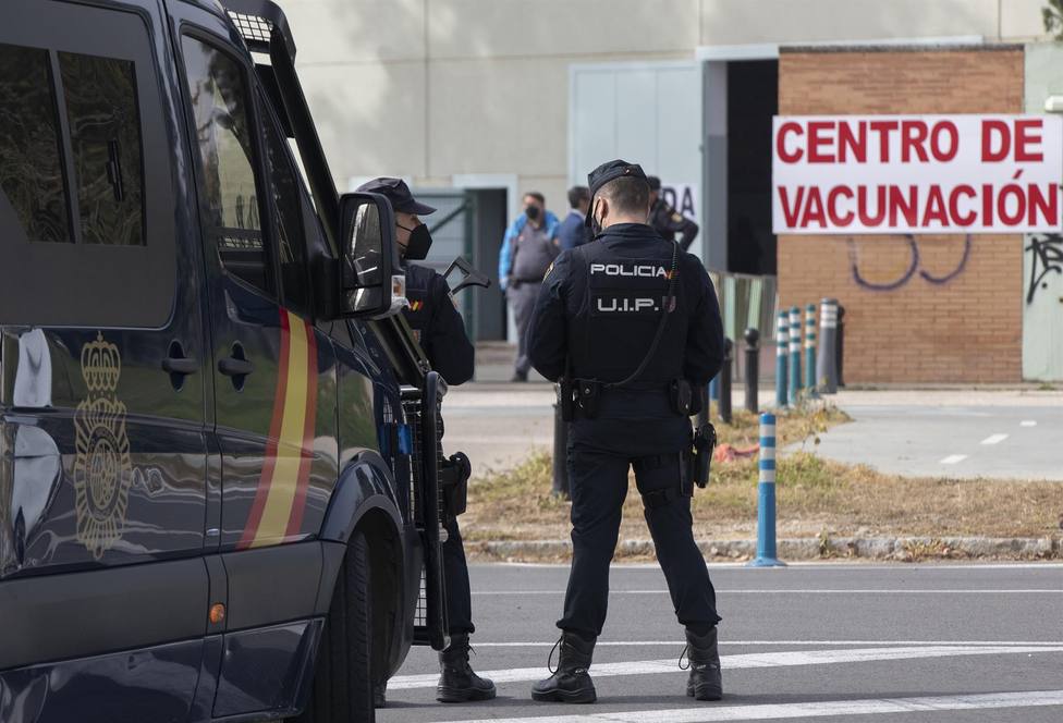 Policías Nacionales acceden a un centro de vacunación - María José López - Europa Press - Archivo