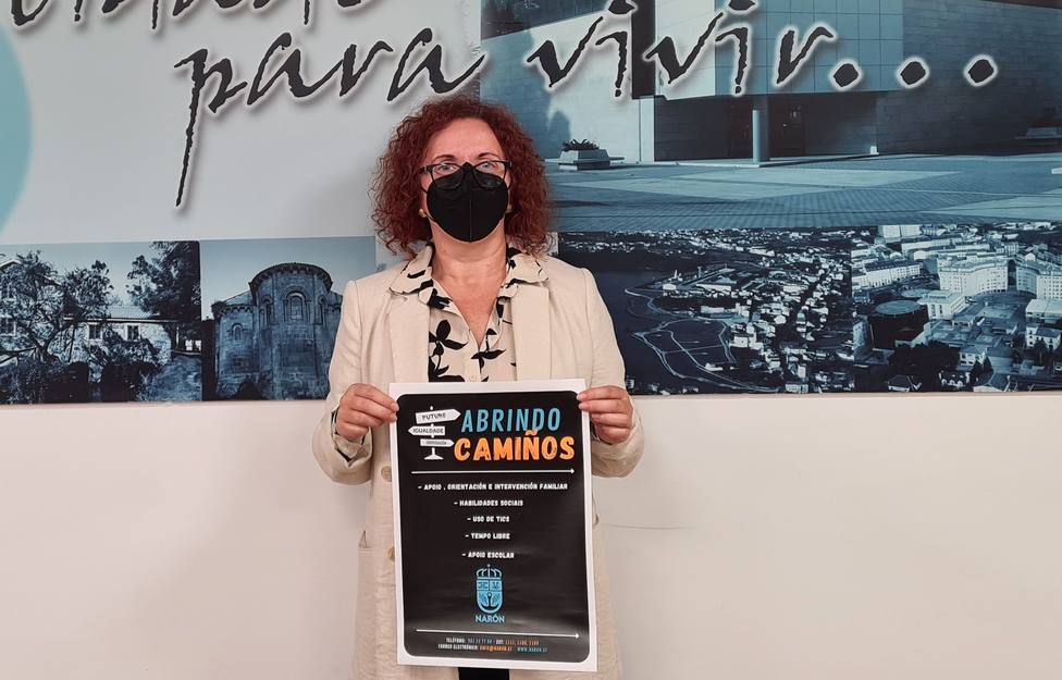 Catalina García mostrando el cartel de la iniciativa - FOTO: Concello de Narón