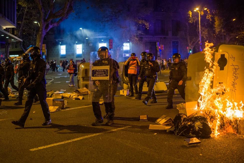Manifestantes tumban y queman contenedores en el centro de Barcelona