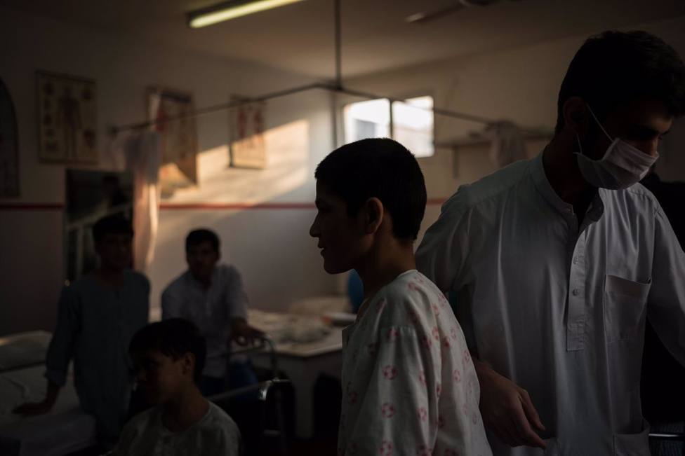 Cientos de médicos afganos piden a la ONU el pago de 14 meses de salarios atrasados