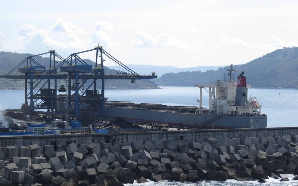 Foto de archivo de un barco descargando carbón en el puerto exterior de Ferrol - FOTO: José R. Montero