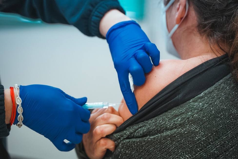 Noruega amplía el refuerzo de la vacuna a los mayores de 18 años para frenar los contagios