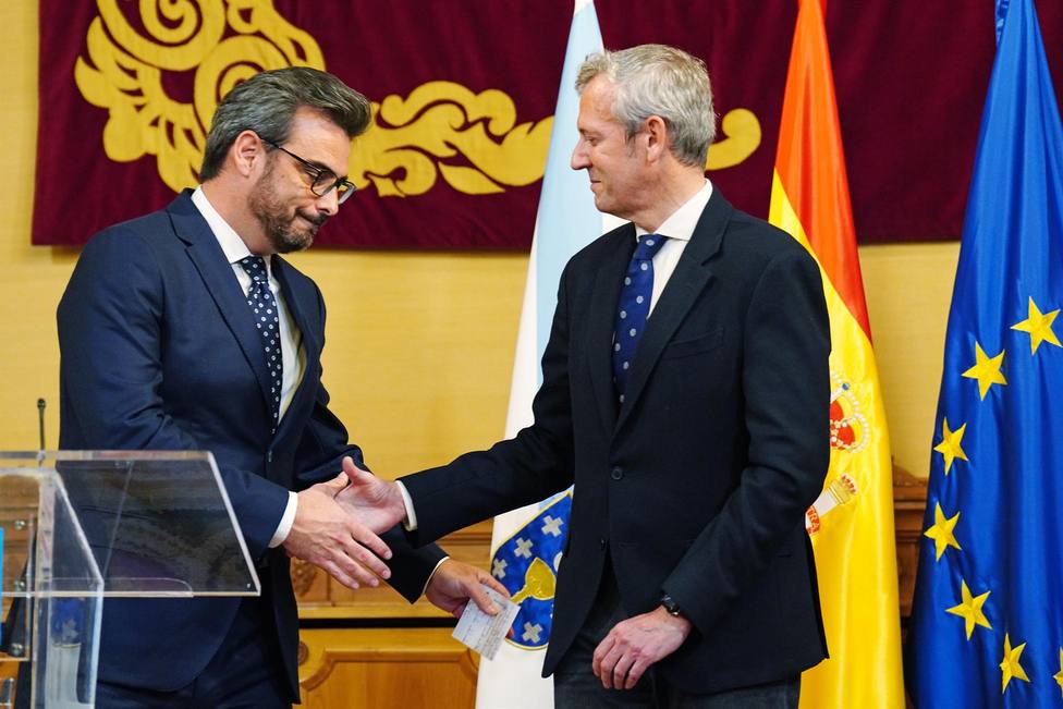 Diego Calvo y Alfonso Rueda se saludan en la toma de posesión - FOTO: Europa Press / Álvaro Ballesteros