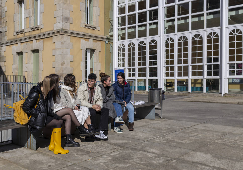 Alumnos en el campus universitario de Ferrol. FOTO: UDC