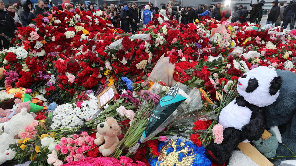 Flores y peluches en en memoria de las víctimas del ataque terrorista de Moscú