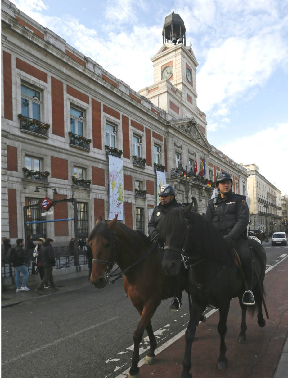 Policías Nacionales en la Puerta del Sol de Madrid. EFE