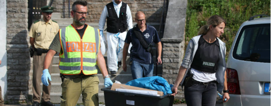 Policías se incautan de varia documentación y pruebas de un hogar para refugiados en Ansbach (Alemania). EFE
