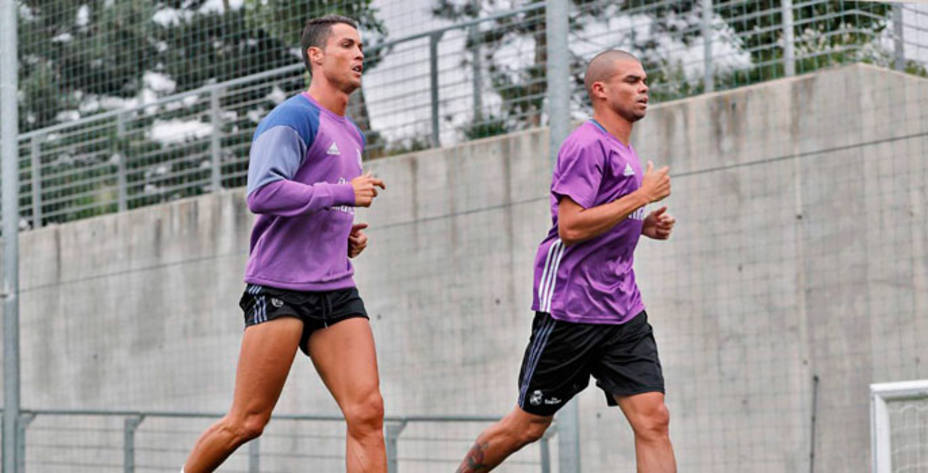 Ronaldo y Pepe se ejercitan aparte (@realmadrid)